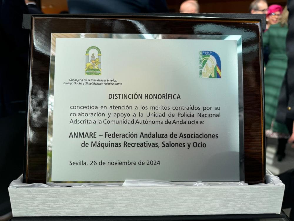 ANMARE recibe distinción honorífica de manos del presidente Juanma Moreno por su colaboración con la Unidad de Policía Adscrita de Andalucía