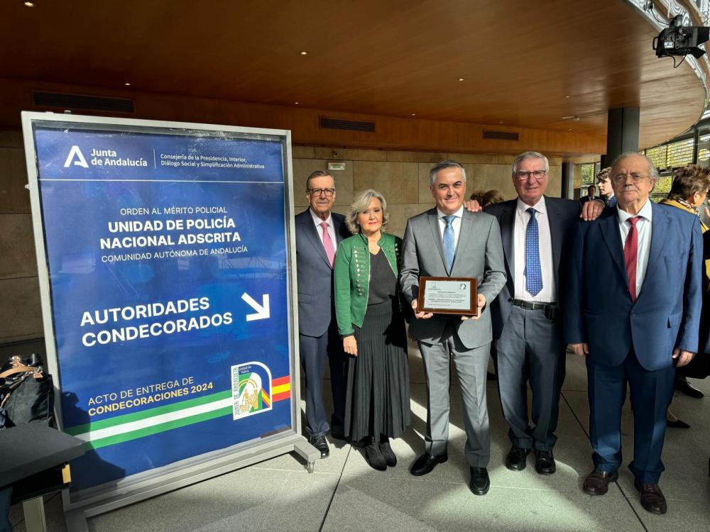 ANMARE recibe distinción honorífica de manos del presidente Juanma Moreno por su colaboración con la Unidad de Policía Adscrita de Andalucía