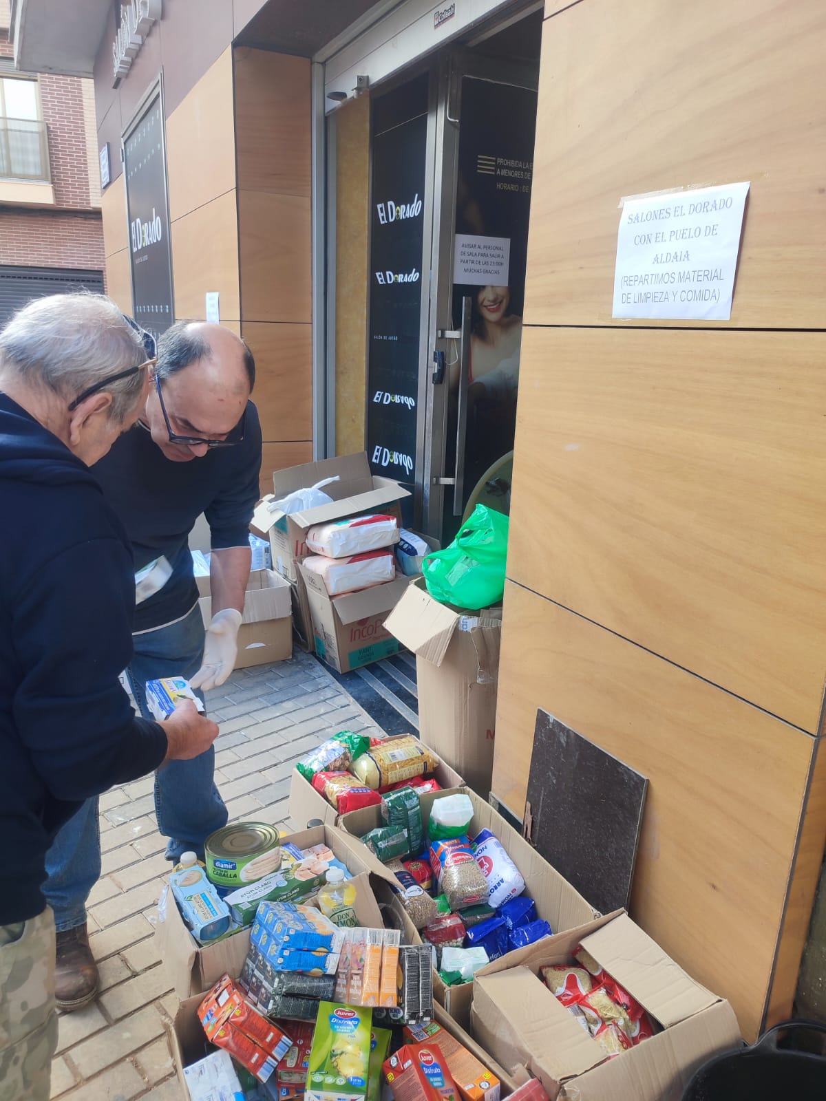 IMPRESIONANTE GALERÍA DE FOTOS
Los salones El Dorado distribuyen ayuda enviada desde Montiel a los afectados en Aldaia y Algemesí