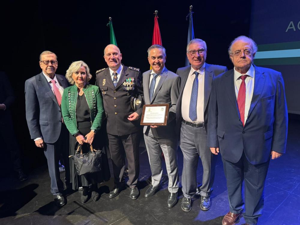 ANMARE recibe distinción honorífica de manos del presidente Juanma Moreno por su colaboración con la Unidad de Policía Adscrita de Andalucía