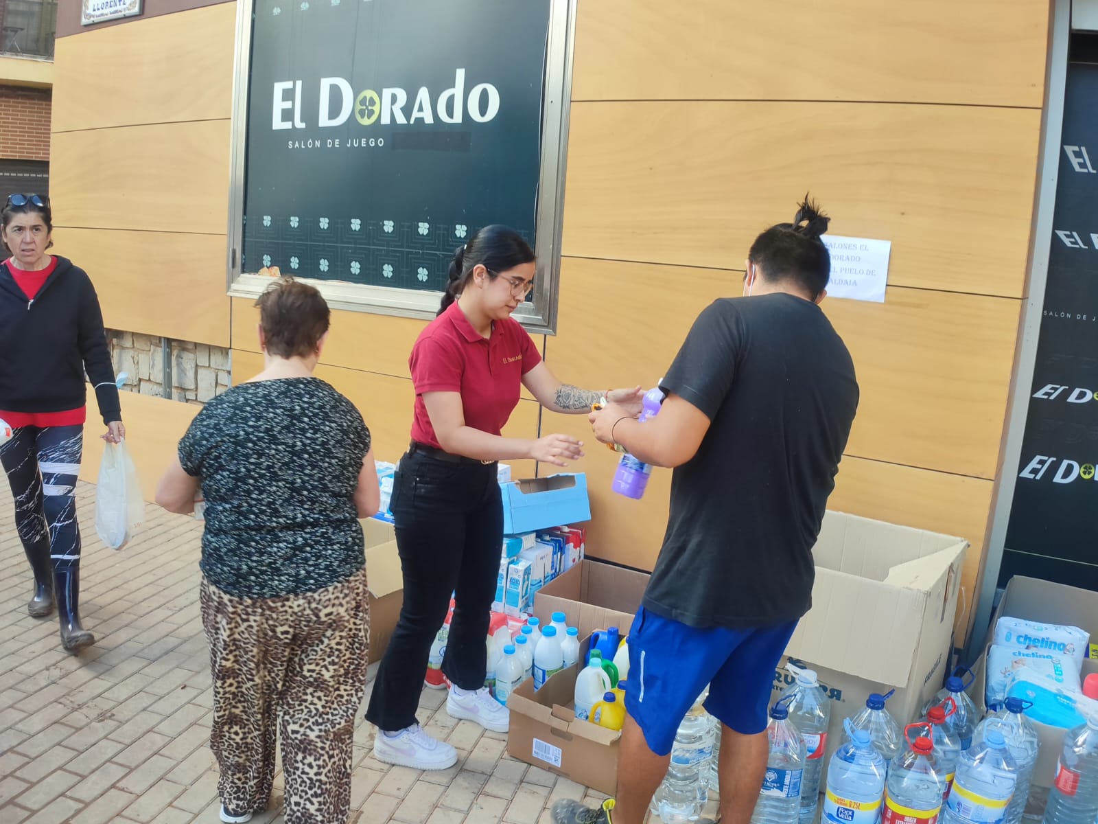 IMPRESIONANTE GALERÍA DE FOTOS
Los salones El Dorado distribuyen ayuda enviada desde Montiel a los afectados en Aldaia y Algemesí