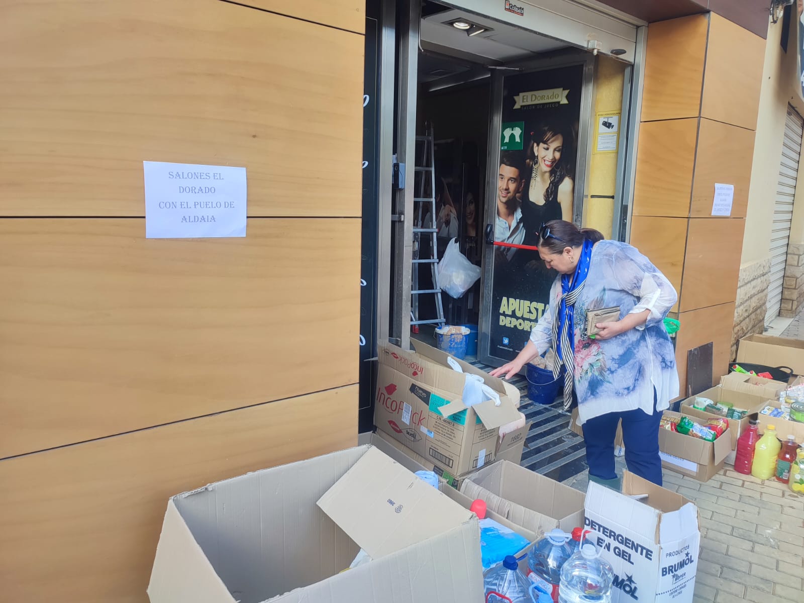 IMPRESIONANTE GALERÍA DE FOTOS
Los salones El Dorado distribuyen ayuda enviada desde Montiel a los afectados en Aldaia y Algemesí