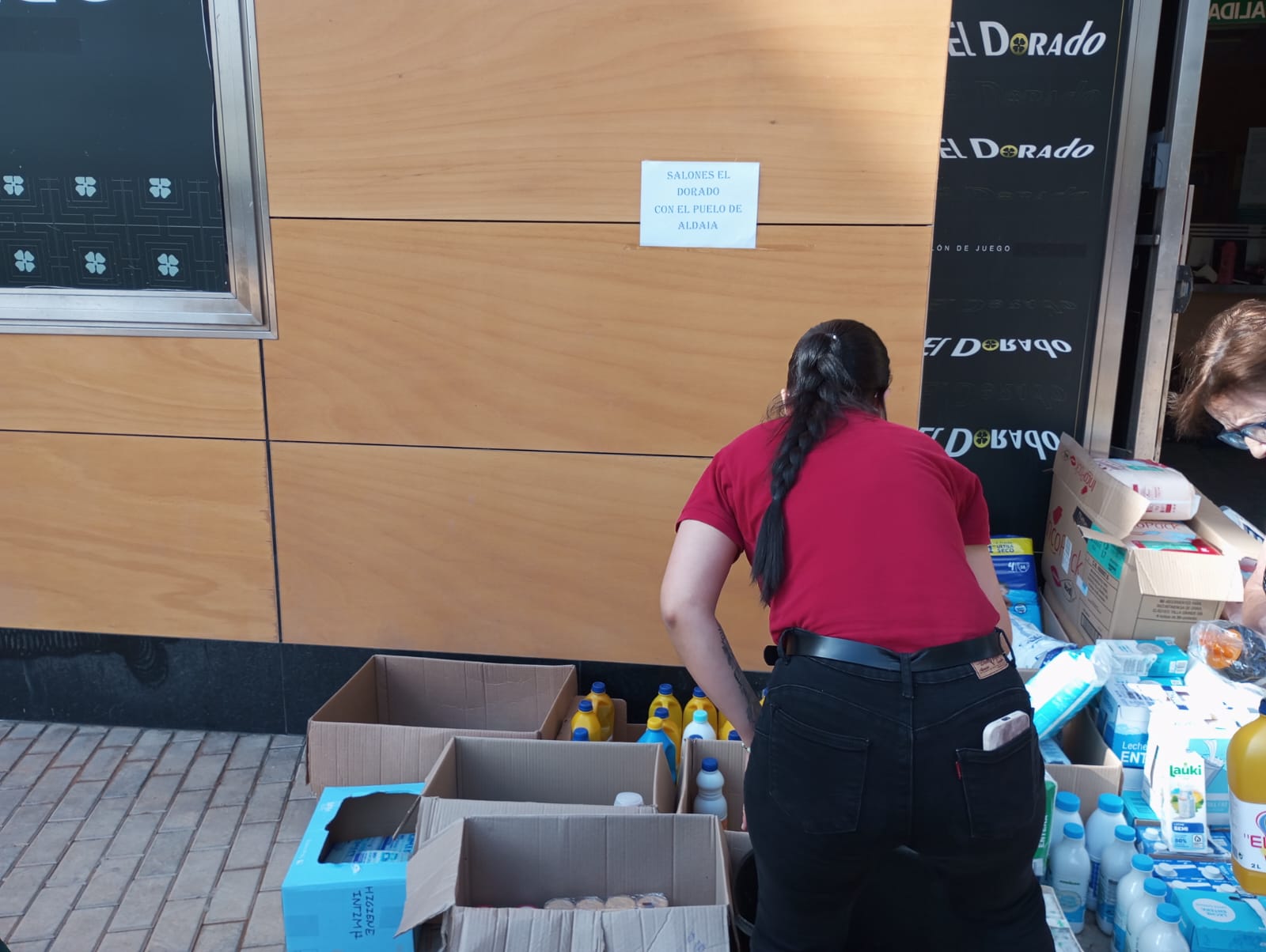 IMPRESIONANTE GALERÍA DE FOTOS
Los salones El Dorado distribuyen ayuda enviada desde Montiel a los afectados en Aldaia y Algemesí