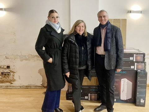 La concejala de Paiporta recibe la donación de radiadores de Recreativos del Este para los afectados por la DANA