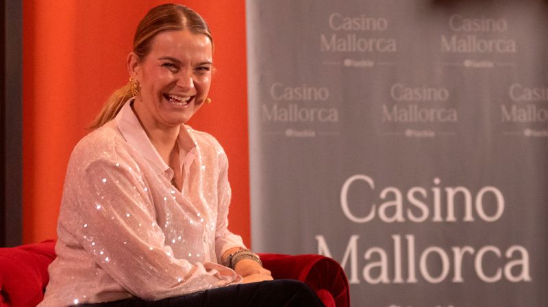 La presidenta de Baleares, Marga Prohens, visita el Casino Mallorca de Luckia