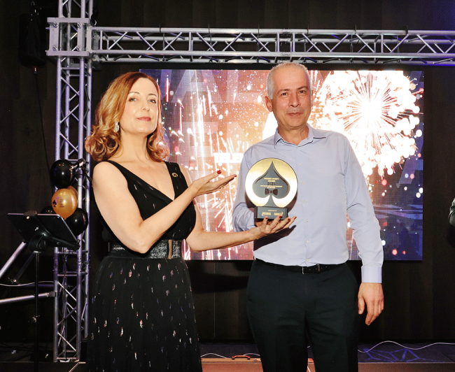 Telematic Interactive recibe de manos de Jacqueline Mecinas el premio a la Mejor Acción de RSC en la Gaming Industry Gala Dinner 2024 en Sofia