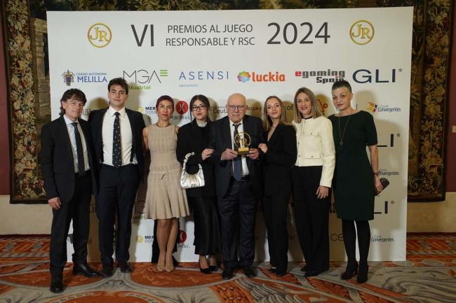 Familia y grupo ACRISMATIC en la recogida del premio HOMENAJE a Jesús Álamo en nuestros últimos premios Juego Responsable en el Teatro Real