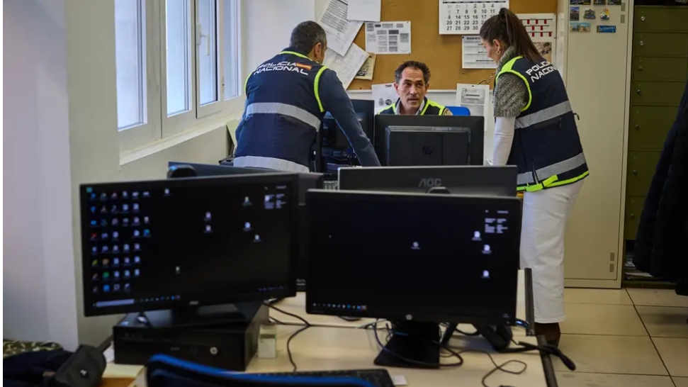 David Calvete y todo su equipo en un amplio reportaje en el diario LA RAZÓN
