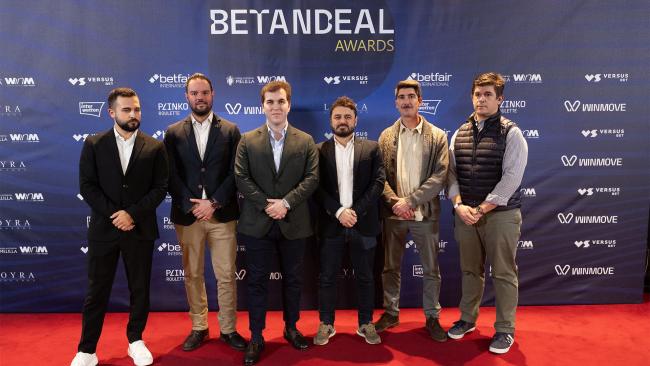 VERSUSbet Brilla como Patrocinador en la Primera Gala de Premios BETANDEAL