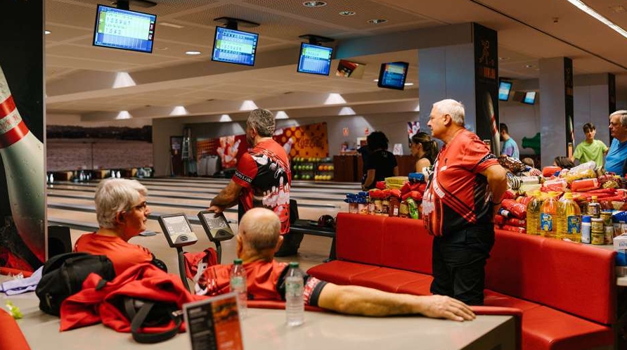 Luckia organiza un torneo de bolos benéfico en Oleiros y reúne más de 400 kilos de alimentos para La Coruña
FOTOS