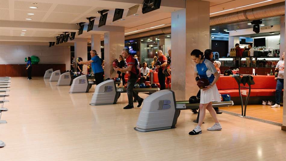 Luckia organiza un torneo de bolos benéfico en Oleiros y reúne más de 400 kilos de alimentos para La Coruña
FOTOS