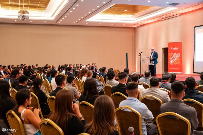 José González Fuentes, inagotable inspirador, al frente de Antay y Luckia Casino en una charla sobre liderazgo, trabajo en equipo y visión de futuro
