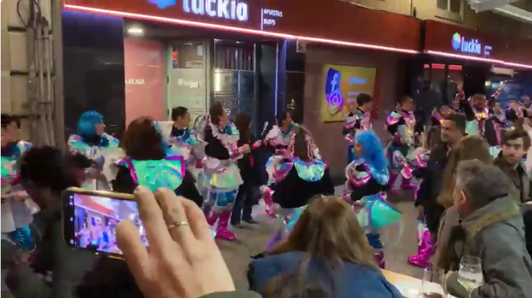 LA ALCALDESA DE A CORUÑA DISFRUTA DEL CARNAVAL EN ESTE VIDEO GRABADO A LAS PUERTAS DE UN LOCAL LUCKIA