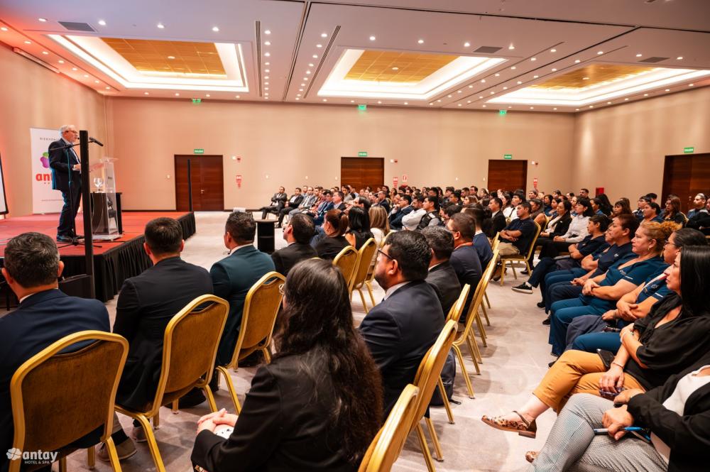 José González Fuentes, inagotable inspirador, al frente de Antay y Luckia Casino en una charla sobre liderazgo, trabajo en equipo y visión de futuro