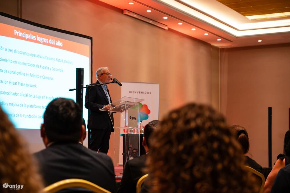José González Fuentes, inagotable inspirador, al frente de Antay y Luckia Casino en una charla sobre liderazgo, trabajo en equipo y visión de futuro