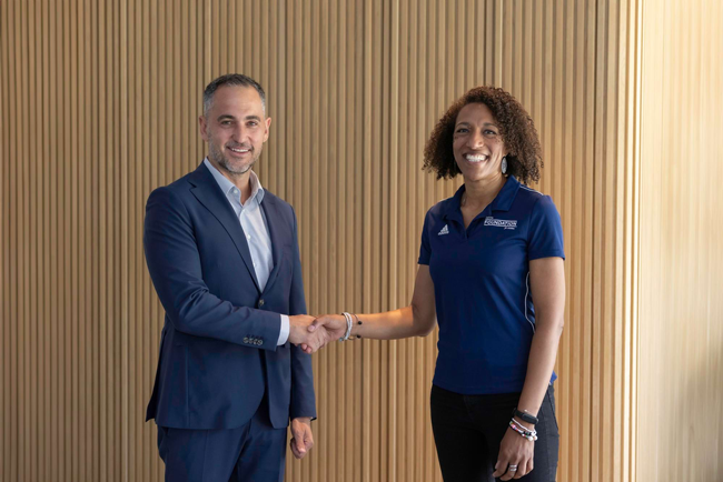 El presidente de la Fundación Kaizen, Panos Konstantopoulos, y la secretaria general de la Fundación UEFA para la Infancia, Carine N'koué.