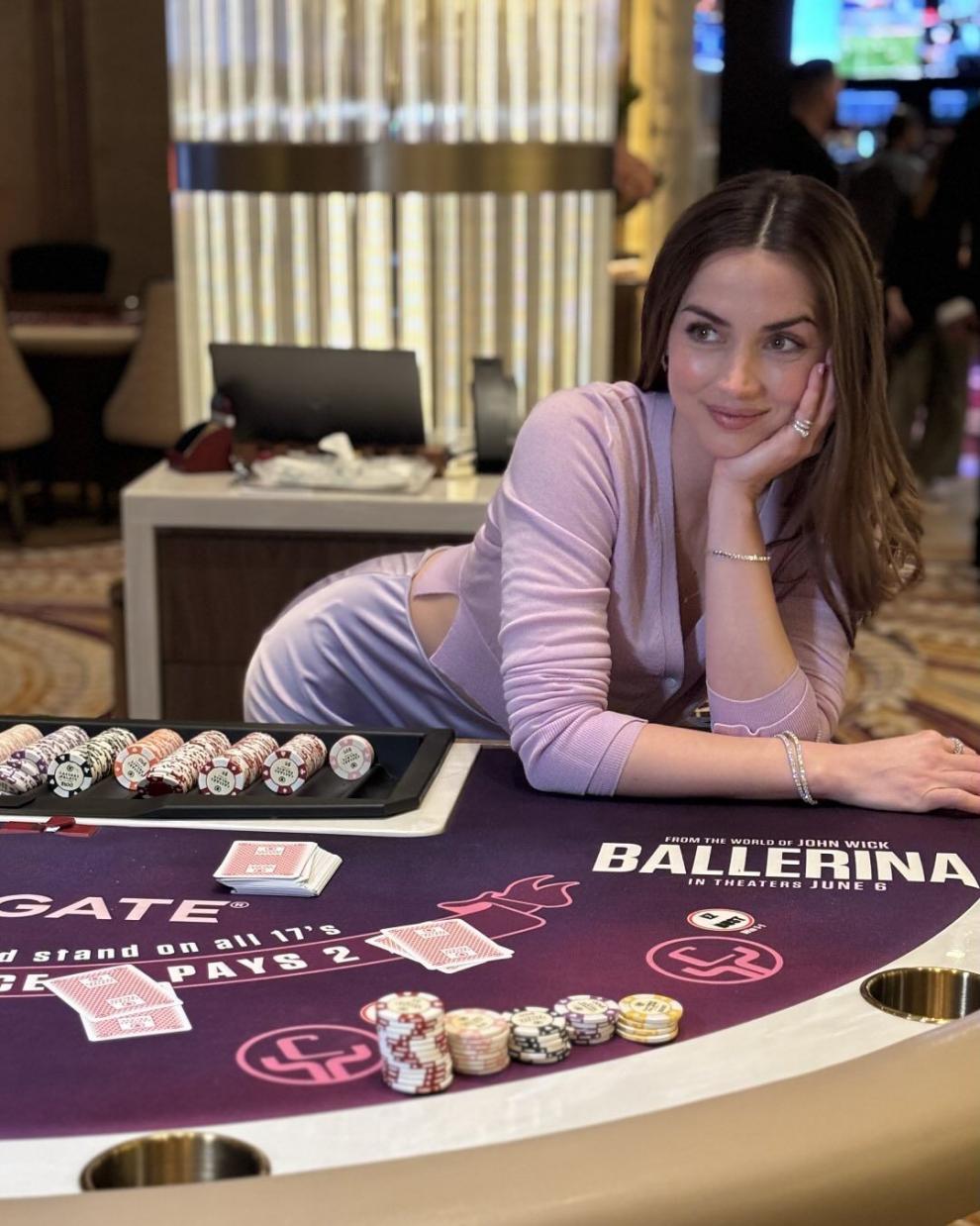 La actriz Ana de Armas posa junto a una mesa de blackjack temática en Caesars Palace