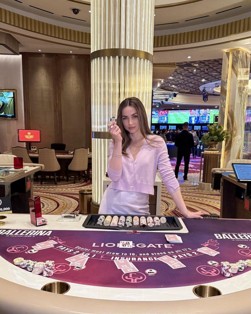 La actriz Ana de Armas posa junto a una mesa de blackjack temática en Caesars Palace