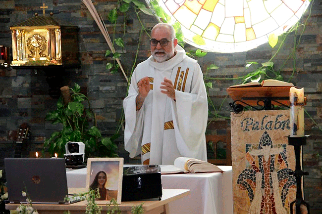 El padre Darmin oficiando una misa en la casa de acogida de Manzanares