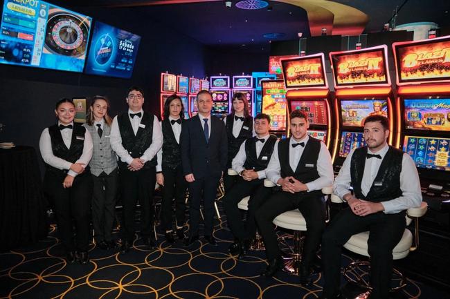 Casino Santiago celebra su puesta de largo ante más de doscientas personas