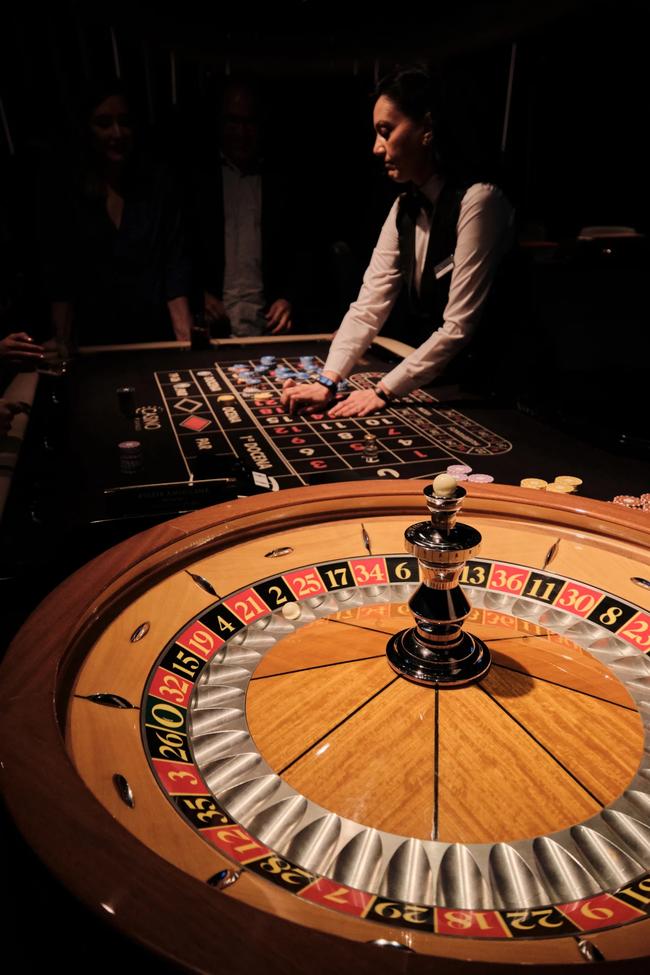 Casino Santiago celebra su puesta de largo ante más de doscientas personas