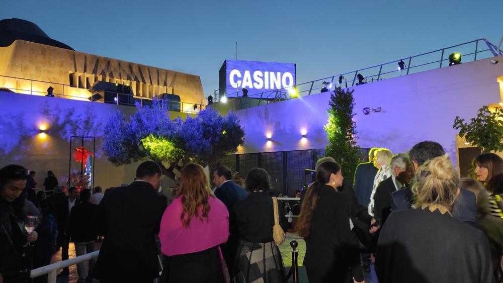 Jesús Álamo, el alcalde de Villajoyosa y la presidenta de Casino Mediterráneo, Nilva Álamo, celebran junto a más de 500 invitados la inauguración oficial del nuevo casino de La Vila