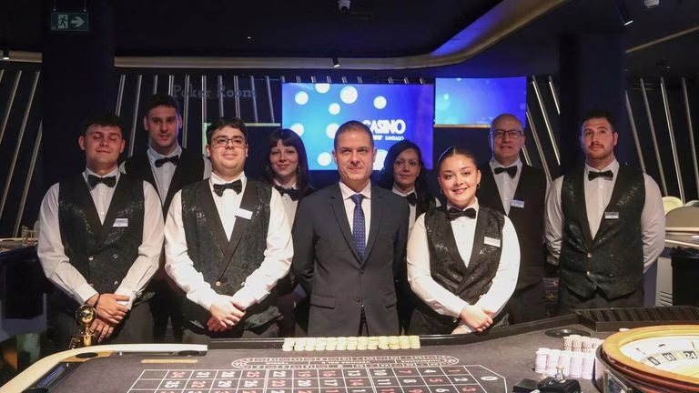 Casino Santiago celebra su puesta de largo ante más de doscientas personas