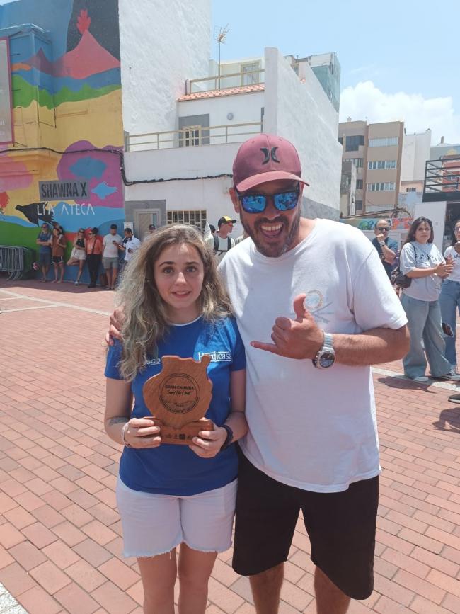 El Grupo DC celebra el título de Carmen López como campeona de España de surf adaptado