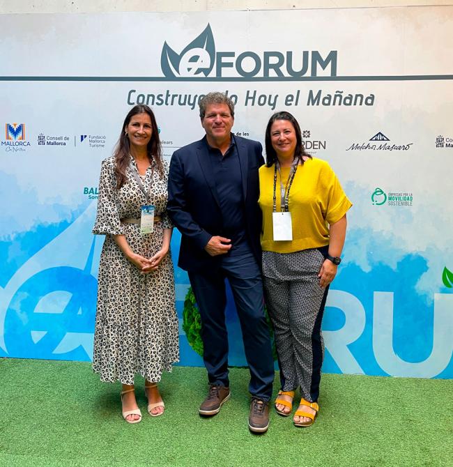 Yolanda Barqueros, Directora Relaciones Institucionales y Responsable RSC de MERKUR DOSNIHA y Teresa Andraca, adjunta a RSC con el meteorólogo Mario Picazo