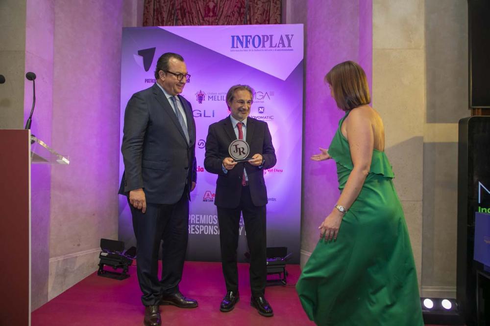 Asensi y Vall entregan el galardón a la Fundación Flutter en el Teatro Real y Esther Martín-Ortega recoge el premio como Institución del Año