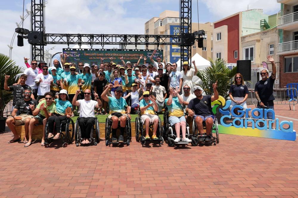 El Grupo DC, a través de Herdicasa, celebra el nuevo título de Carmen López como campeona de España de surf adaptado