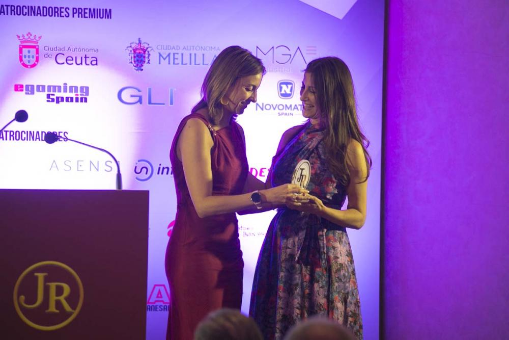 EL VÍDEO: Yolanda Barqueros recoge el Premio a la Inclusión Social para Merkur Dosniha de manos de Irene Muñoz Vicente