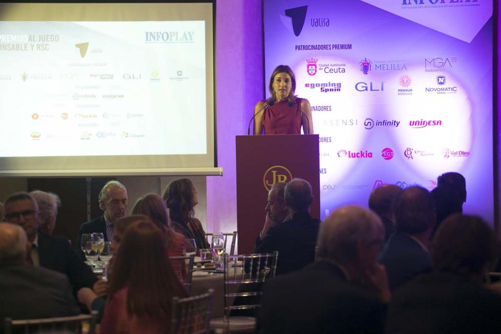 EL VÍDEO: Yolanda Barqueros recoge el Premio a la Inclusión Social para Merkur Dosniha de manos de Irene Muñoz Vicente