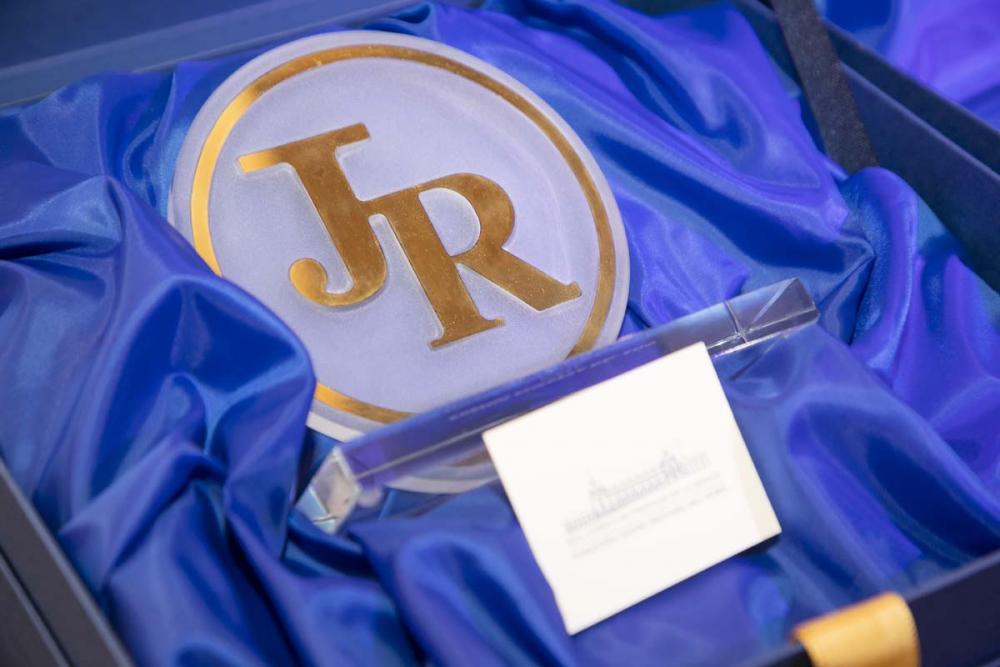 Así es la joya artesanal y exclusiva de la Real Fábrica de Cristal creada para los Premiados al Juego Responsable y RSC