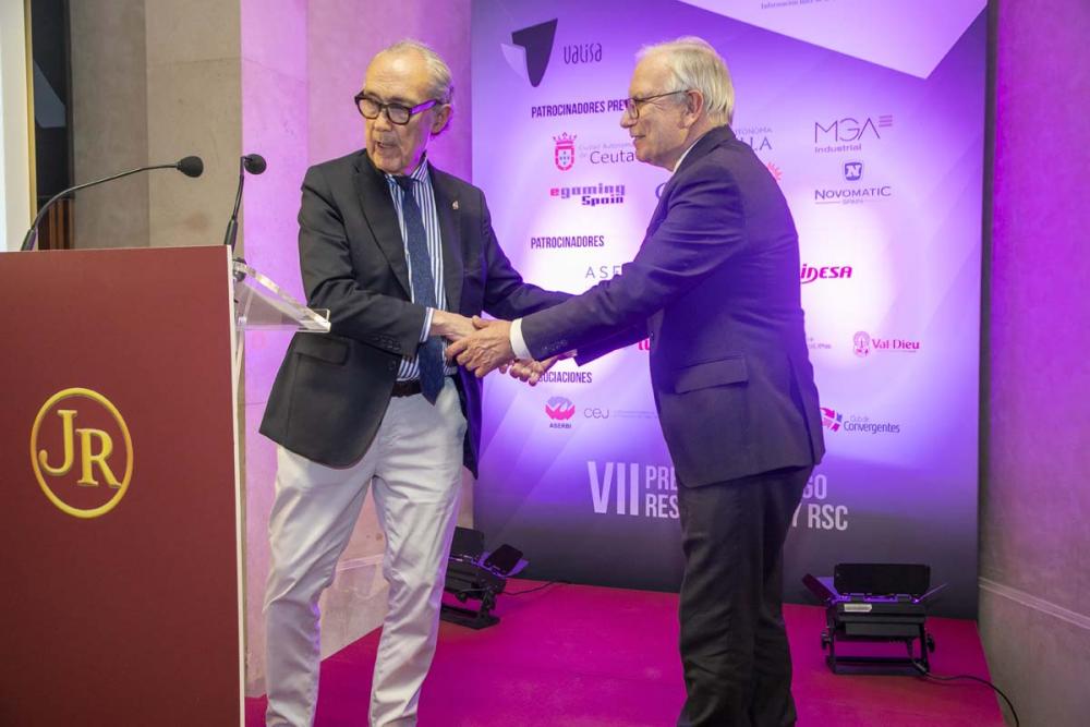 El emotivo homenaje a los hermanos González Fuentes con la poesía de Luis Alberto de Cuenca