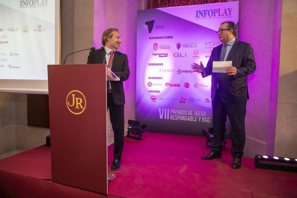 Asensi y Vall entregan el galardón a la Fundación Flutter en el Teatro Real y Esther Martín-Ortega recoge el premio como Institución del Año