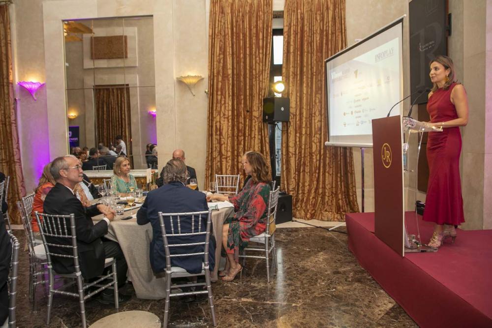 EL VÍDEO: Yolanda Barqueros recoge el Premio a la Inclusión Social para Merkur Dosniha de manos de Irene Muñoz Vicente