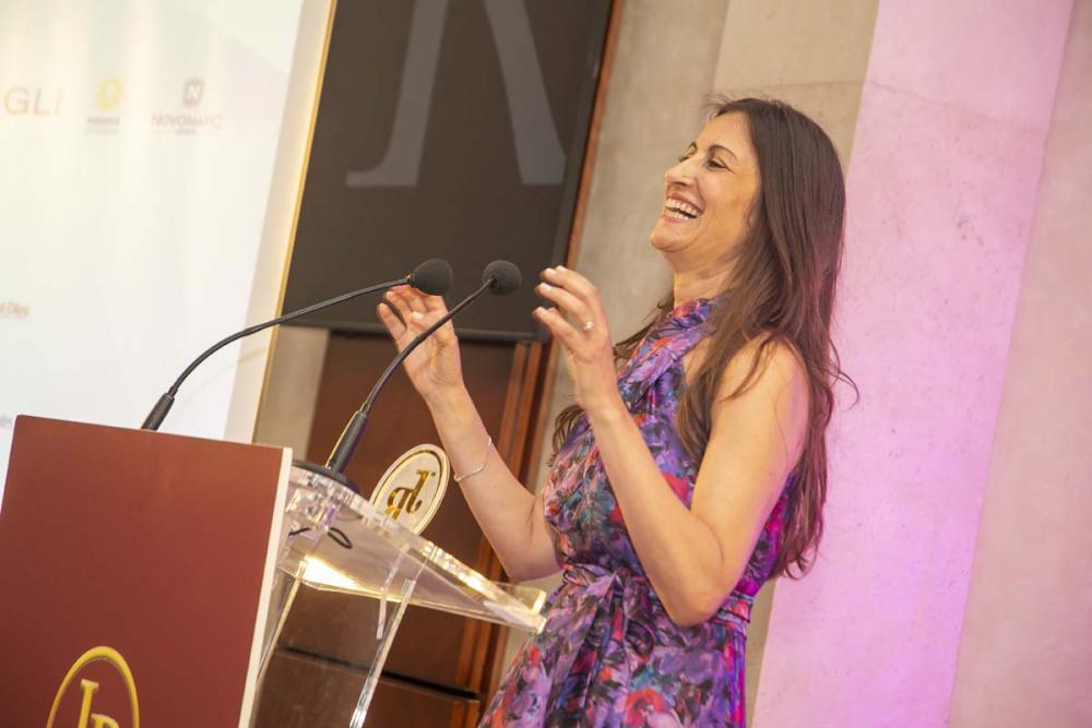 EL VÍDEO: Yolanda Barqueros recoge el Premio a la Inclusión Social para Merkur Dosniha de manos de Irene Muñoz Vicente