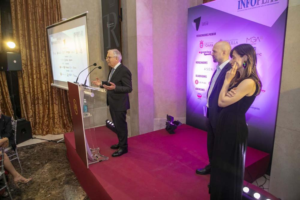 El emotivo homenaje a los hermanos González Fuentes con la poesía de Luis Alberto de Cuenca