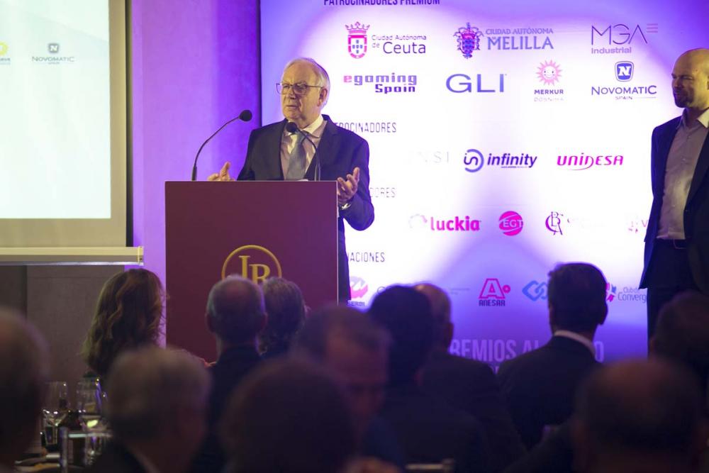 El emotivo homenaje a los hermanos González Fuentes con la poesía de Luis Alberto de Cuenca