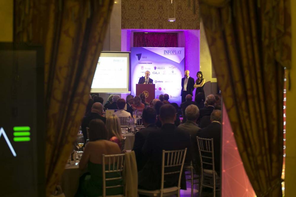 El emotivo homenaje a los hermanos González Fuentes con la poesía de Luis Alberto de Cuenca