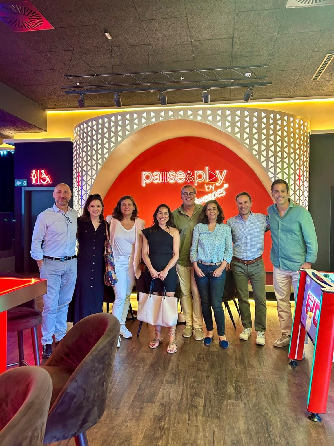 El jurado de los Premios AECC 2025 visita Pause&Play La Verónica por su innovadora propuesta de ocio