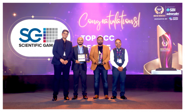 En la ceremonia de los GCC Workplace Awards 2025, dos líderes de RR. HH. de Scientific Games India, Vijaykumar Holeyachi y Naveen Ilager (centro, izquierda a derecha), recogieron el premio en la categoría de Excelencia Organizacional.