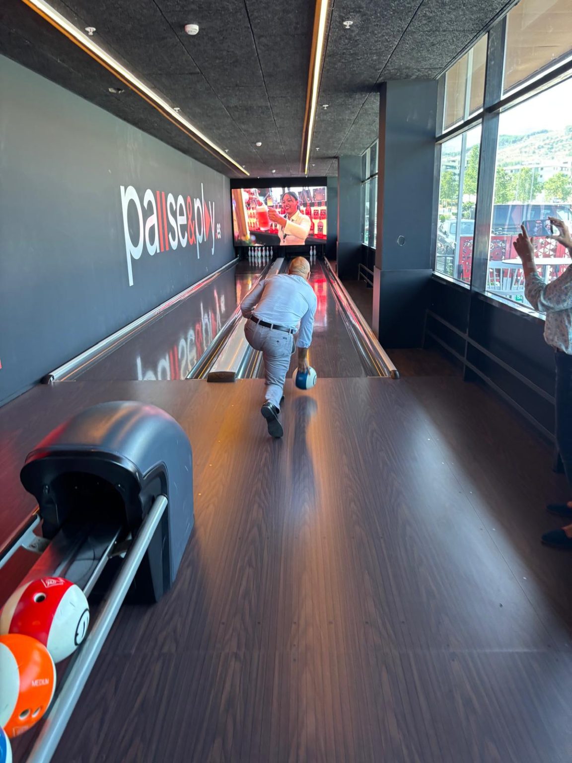 El jurado de los Premios AECC 2025 visita Pause&Play La Verónica por su innovadora propuesta de ocio