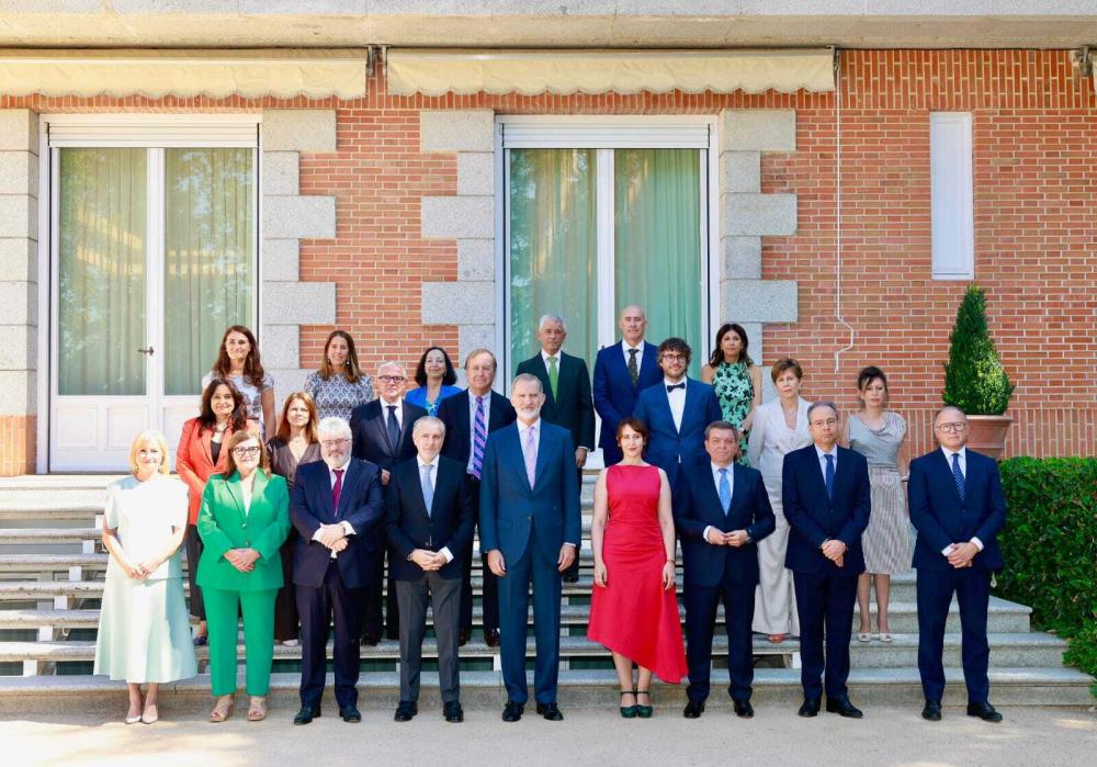 El Rey Felipe VI recibe a los patronos de la Fundación Centro Nacional del Vidrio, que elaboró los galardones de nuestros Premios al Juego Responsable