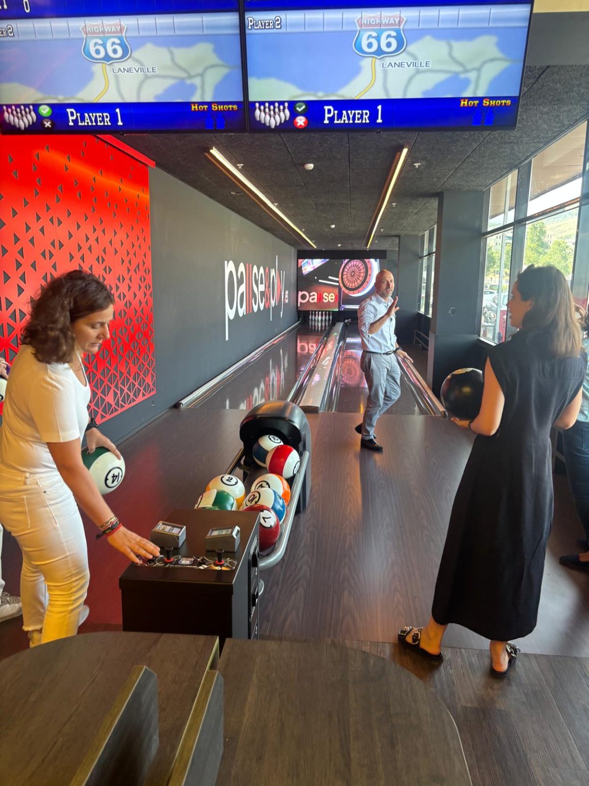 El jurado de los Premios AECC 2025 visita Pause&Play La Verónica por su innovadora propuesta de ocio