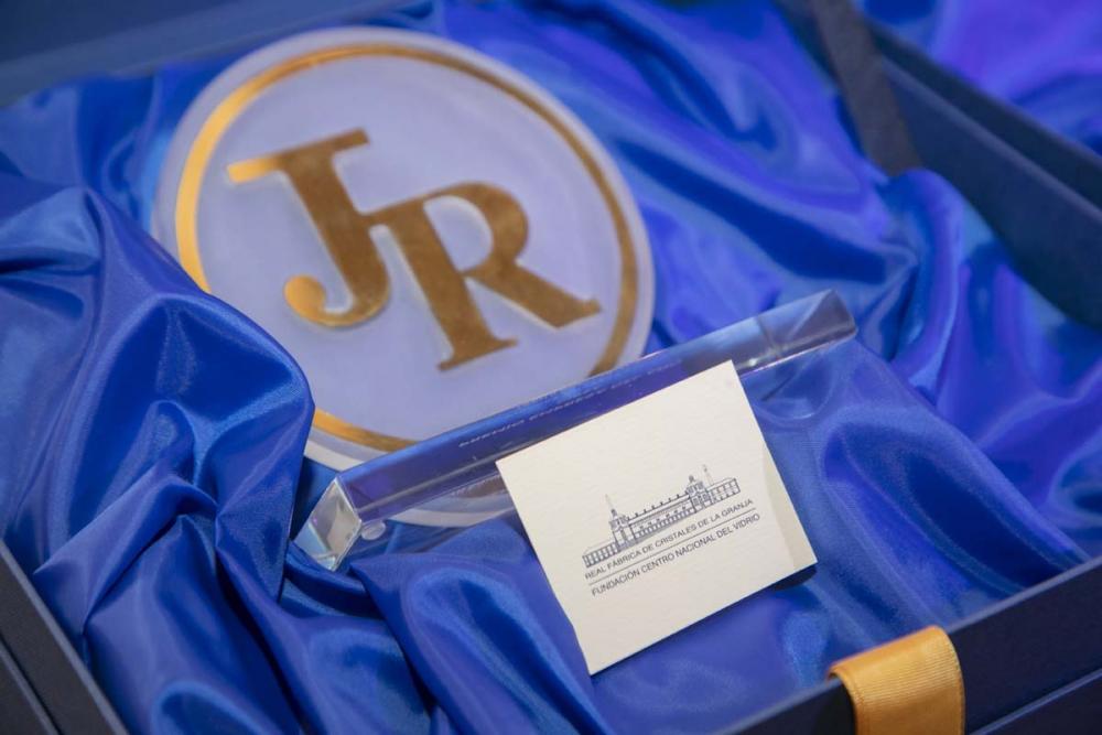 El Rey Felipe VI recibe a los patronos de la Fundación Centro Nacional del Vidrio, que elaboró los galardones de nuestros Premios al Juego Responsable