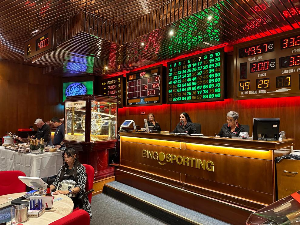 El Bingo Sporting de Gijón conmemora 44 años de historia con una jornada de renovación para sus clientes
FOTOS
