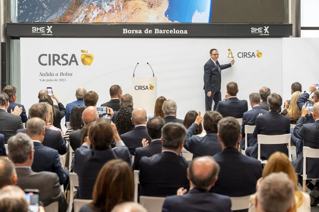 FOTOS: Joaquim Agut, Josep Maria Casas, Carlos Duelo, Xavi Serra o Alberto Eljarrat, entre los directivos en el toque de campana del debut de Cirsa en la Bolsa de Barcelona