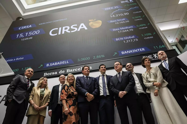 FOTOS: Joaquim Agut, Josep Maria Casas, Carlos Duelo, Xavi Serra o Alberto Eljarrat, entre los directivos en el toque de campana del debut de Cirsa en la Bolsa de Barcelona